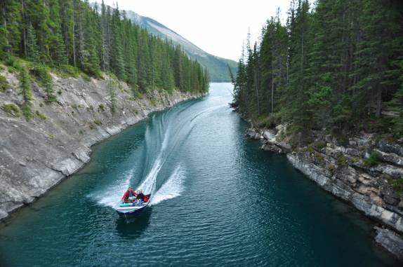 Rio engolido pela represa do lago Minnewanka, no Banff National Park, em Alberta, no Canadá